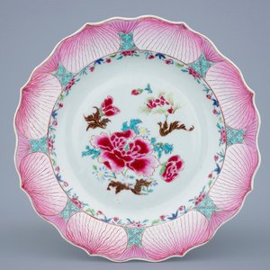 Une assiette en forme de lotus en porcelaine de Chine famille rose, Yongzheng/Qianlong — photo 1