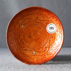 Une assiette en grès porcelaineux à couverte ambre à décor en relief, Liao (916-1125) — photo 6