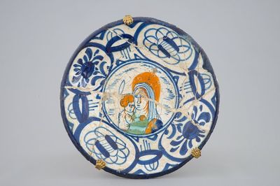 Une assiette en majolique de Haarlem au décor de la Vierge et l'Enfant, début du 17ème