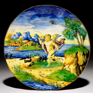 Une assiette en majolique italienne à décor d'un putto, Cantagalli, 19ème — photo 1