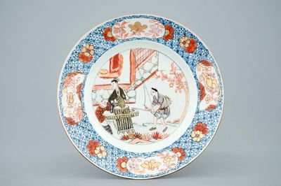Une assiette en porcelaine de Chine à décor de vanniers en rouge de fer, grisaille et doré, Yongzheng, 1723-1735