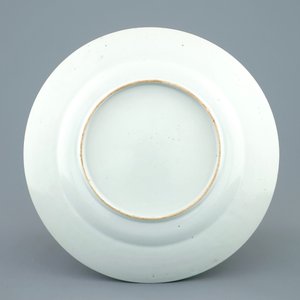 Une assiette en porcelaine de Chine à décor de vanniers en rouge de fer, grisaille et doré, Yongzheng, 1723-1735 — photo 2