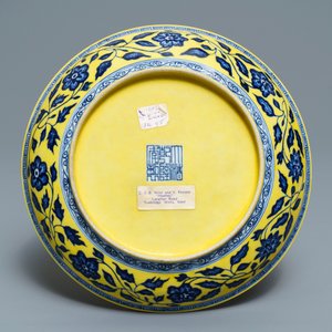 Une assiette en porcelaine de Chine à décor d'un bouquet en bleu et blanc sur fond jaune, marque de Qianlong, 19/20ème — photo 2