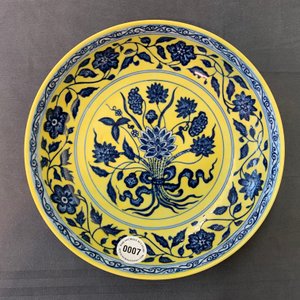 Une assiette en porcelaine de Chine à décor d'un bouquet en bleu et blanc sur fond jaune, marque de Qianlong, 19/20ème — photo 5