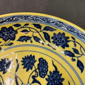 Une assiette en porcelaine de Chine à décor d'un bouquet en bleu et blanc sur fond jaune, marque de Qianlong, 19/20ème — photo 7