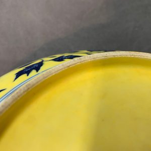 Une assiette en porcelaine de Chine à décor d'un bouquet en bleu et blanc sur fond jaune, marque de Qianlong, 19/20ème — photo 9