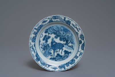 Une assiette en porcelaine de Chine à décor d'un cerf, Wanli