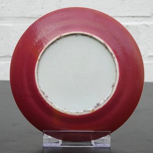 Une assiette en porcelaine de Chine à décor d'un paysage sur fond rouge rubis, 19/20ème — photo 4