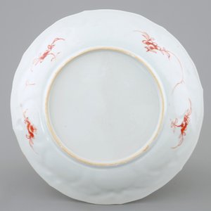 Une assiette en porcelaine de Chine à décor en lait et sang d'un paysage riverain, Kangxi — photo 2