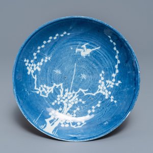 Une assiette en porcelaine de Chine à décor inverse en blanc et bleu, époque Transition — photo 1