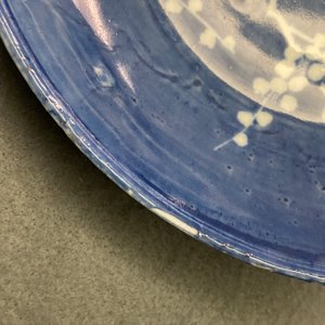 Une assiette en porcelaine de Chine à décor inverse en blanc et bleu, époque Transition — photo 3