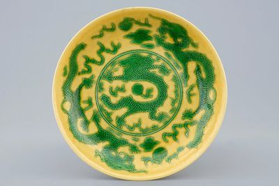 Une assiette en porcelaine de Chine au dragon vert sur fond jaune, marque et période de Guangxu