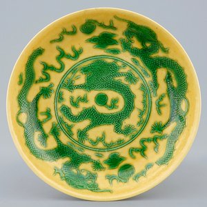 Une assiette en porcelaine de Chine au dragon vert sur fond jaune, marque et période de Guangxu — photo 1