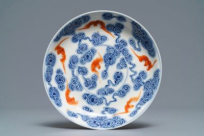 Une assiette en porcelaine de Chine bleu, blanc et rouge de fer, marque de Guangxu, 19/20ème