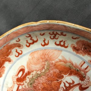 Une assiette en porcelaine de Chine bleu, blanc et rouge de fer, marque de Qianlong, 18/19ème — photo 5