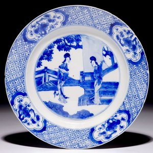 Une assiette en porcelaine de Chine bleu et blanc à décor de "dames longues" dans un jardin, Kangxi — photo 1