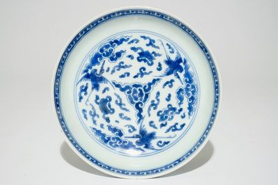 Une assiette en porcelaine de Chine bleu et blanc à décor de grues, Kangxi