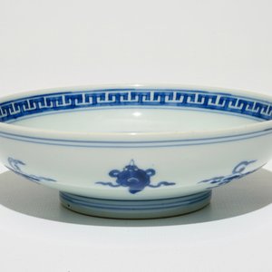Une assiette en porcelaine de Chine bleu et blanc à décor de grues, Kangxi — photo 3