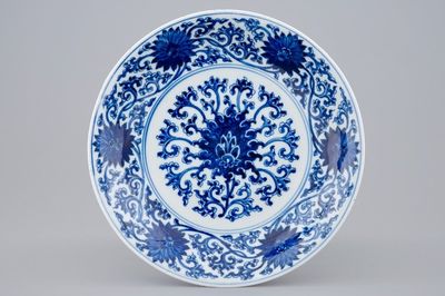 Une assiette en porcelaine de Chine bleu et blanc à décor de lotus, marque de Xuande, Kangxi