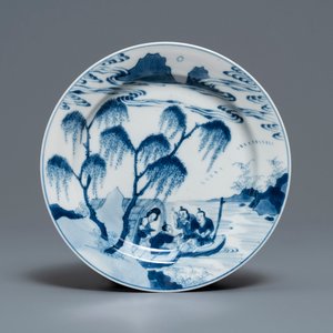 Une assiette en porcelaine de Chine bleu et blanc à décor de pêcheurs, marque de Chenghua, Kangxi — photo 1