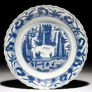 Une assiette en porcelaine de Chine bleu et blanc à décor d'un paysage, Ming — photo 1