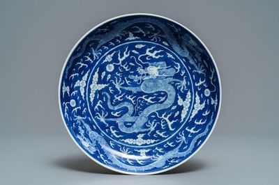 Une assiette en porcelaine de Chine bleu et blanc à décor inversé d'un dragon, marque et prob. époque de Daoguang