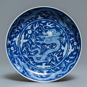 Une assiette en porcelaine de Chine bleu et blanc à décor inversé d'un dragon, marque et prob. époque de Daoguang — photo 1