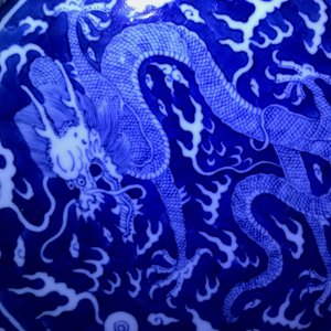 Une assiette en porcelaine de Chine bleu et blanc à décor inversé d'un dragon, marque et prob. époque de Daoguang — photo 5