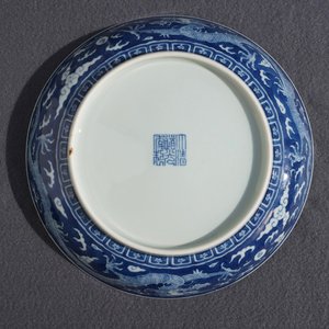 Une assiette en porcelaine de Chine bleu et blanc à décor inversé d'un dragon, marque et prob. époque de Daoguang — photo 9