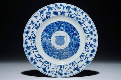 Une assiette en porcelaine de Chine bleu et blanc aux armoiries de "Potken", Kangxi, 1662-1722