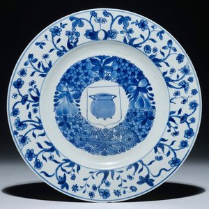 Une assiette en porcelaine de Chine bleu et blanc aux armoiries de "Potken", Kangxi, 1662-1722 — photo 1