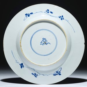 Une assiette en porcelaine de Chine bleu et blanc aux armoiries de "Potken", Kangxi, 1662-1722 — photo 2