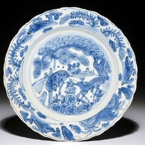 Une assiette en porcelaine de Chine bleu et blanc aux cerfs et canards, Wanli — photo 1