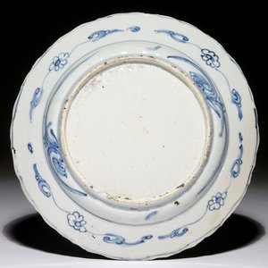 Une assiette en porcelaine de Chine bleu et blanc aux cerfs et canards, Wanli — photo 2