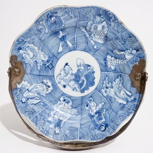 Une assiette en porcelaine de Chine bleu et blanc aux immortels et une tasse famille verte, Kangxi — photo 4