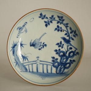 Une assiette en porcelaine de Chine bleu et blanc aux oiseaux dans un jardin, Shunzhi, époque Transition — photo 3