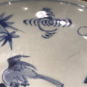 Une assiette en porcelaine de Chine bleu et blanc aux oiseaux dans un jardin, Shunzhi, époque Transition — photo 7