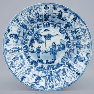 Une assiette en porcelaine de Chine bleu et blanc aux personnages, Dynastie Ming, milieu du 17ème — photo 1