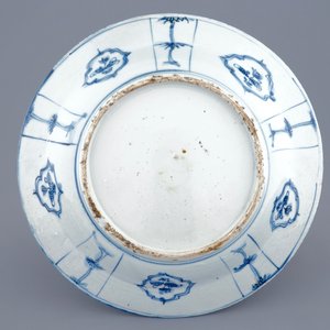 Une assiette en porcelaine de Chine bleu et blanc aux personnages, Dynastie Ming, milieu du 17ème — photo 2