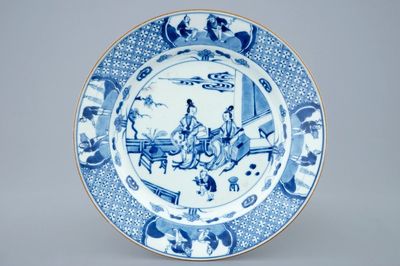 Une assiette en porcelaine de Chine bleu et blanc aux soeurs Qiao, Kangxi/Yongzheng