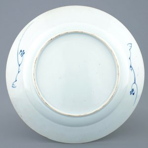 Une assiette en porcelaine de Chine bleu et blanc aux soeurs Qiao, Kangxi/Yongzheng — photo 2