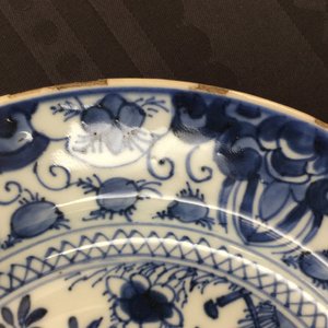 Une assiette en porcelaine de Chine bleu et blanc d'après un modèle de Delft, Qianlong, 18ème — photo 4