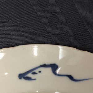 Une assiette en porcelaine de Chine bleu et blanc d'après un modèle de Delft, Qianlong, 18ème — photo 6
