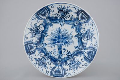 Une assiette en porcelaine de Chine bleu et blanc d'après un modèle de Delft, Qianlong, 18ème