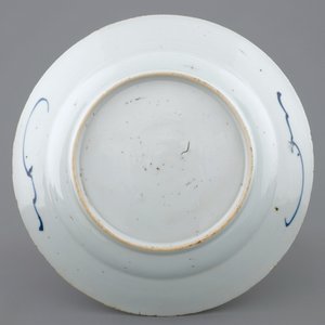 Une assiette en porcelaine de Chine bleu et blanc d'après un modèle de Delft, Qianlong, 18ème — photo 2