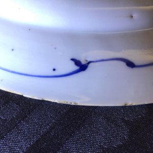 Une assiette en porcelaine de Chine bleu et blanc d'après un modèle de Delft, Qianlong, 18ème — photo 3