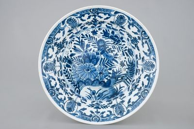 Une assiette en porcelaine de Chine bleu et blanc d'après un modèle de Delft, Qianlong, 18ème