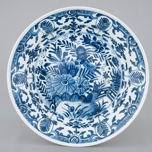 Une assiette en porcelaine de Chine bleu et blanc d'après un modèle de Delft, Qianlong, 18ème — photo 1
