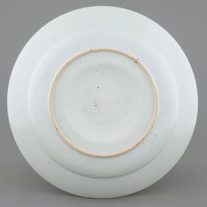 Une assiette en porcelaine de Chine bleu et blanc d'après un modèle de Delft, Qianlong, 18ème — photo 2
