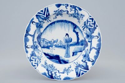 Une assiette en porcelaine de Chine bleu et blanc de style kraak, époque Kangxi